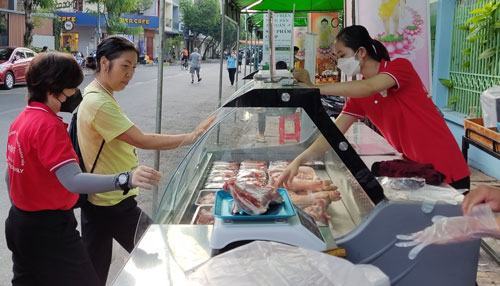 Thịt heo, gà vẫn quẩn quanh sân nhà