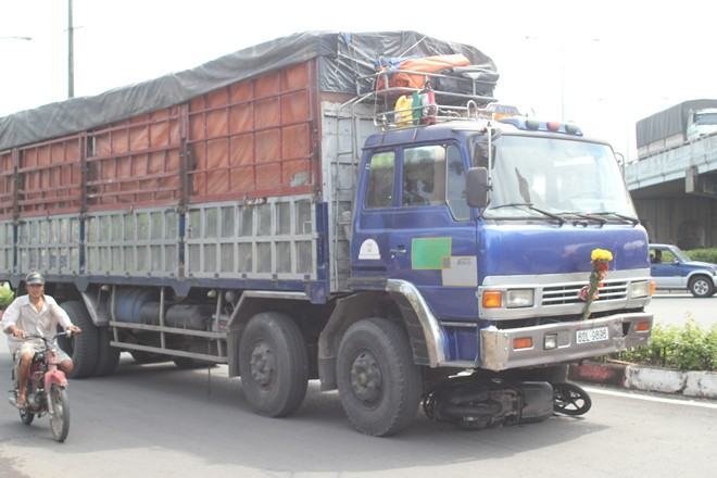 Thoát chết thần kỳ khi bị xe tải kéo lê 50m dưới gầm