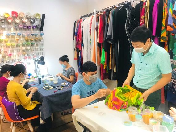 Thời trang Việt tìm cách vượt khó