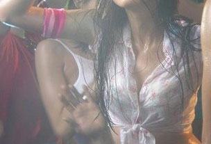 Thôn nữ, trai làng bỏ nhà đi… lắc