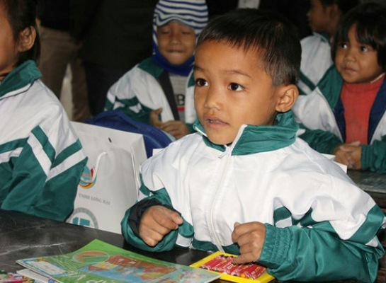 Tân Hiệp Phát cùng VTV tặng 1600 áo ấm cho trẻ em Quảng Bình