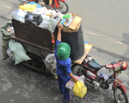 Thu gom rác thải tại TPHCM – Thủ công và thiếu đồng nhất