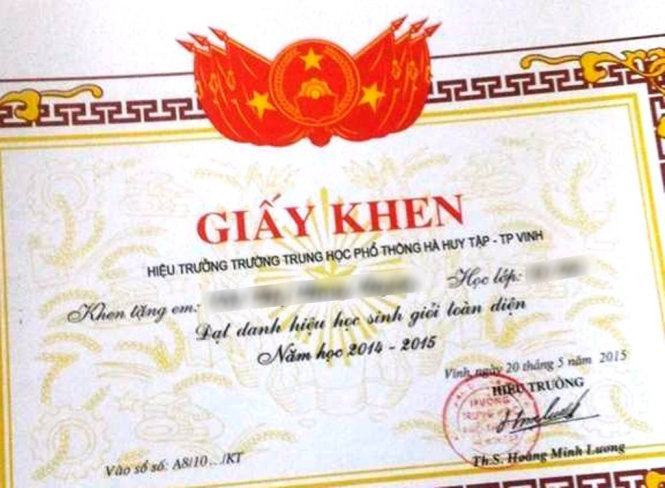 Giấy khen của Trường THPT Hà Huy Tập thiếu quốc hiệu - Ảnh: L.K.T.