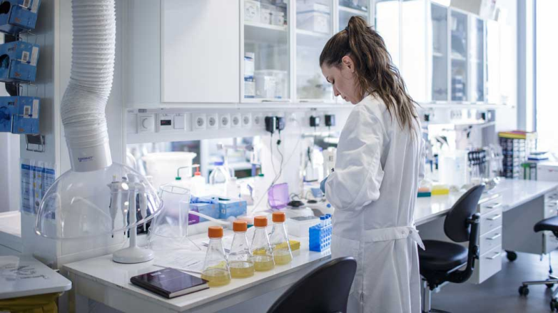 Một chuyên gia nghiên cứu vắc xin Covid-19 tại Đại học Copenhagen, Đan Mạch /// AFP