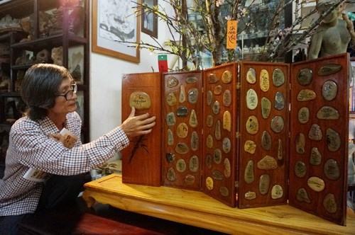 Thư pháp thơ trên gỗ và đá cuội