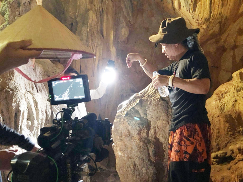 Đoàn làm phim ‘Đại tướng Võ Nguyên Giáp, một huyền thoại’ ghi hình tại hang Pác Bó (Cao Bằng) /// Ảnh: ĐPCC