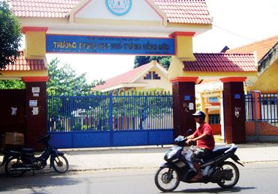 Thu tiền học sinh… xây sân tennis