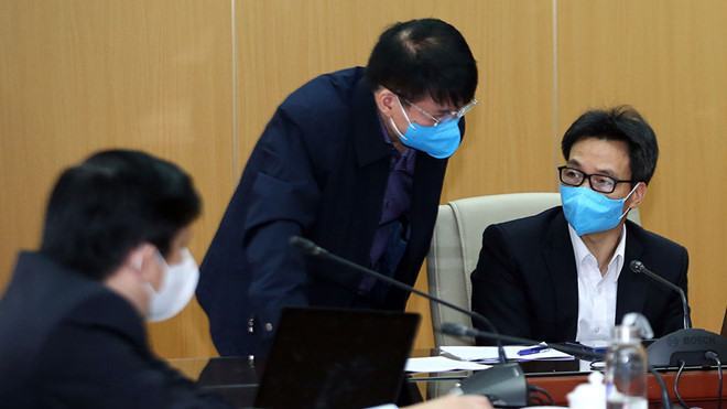 Lãnh đạo Bộ Y tế báo cáo Phó thủ tướng Vũ Đức Đam tại cuộc họp sáng 6.4 /// Ảnh Đình Nam