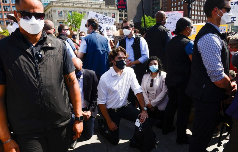 Ông Trudeau quỳ gối trước Đồi Quốc hội. (Nguồn: AP)