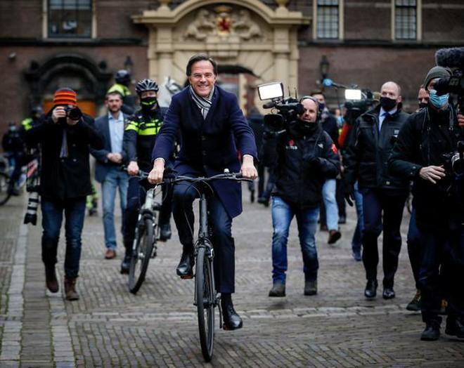 Thủ tướng Hà Lan Mark Rutte đạp xe rời cuộc họp báo tại The Hague ngày 15.1.2021 sau khi tuyên bố từ chức /// AFP