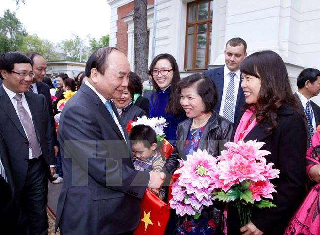 Thủ tướng Nguyễn Xuân Phúc thăm cán bộ ĐSQ Việt Nam tại Nga