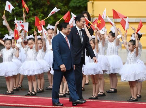 Thủ tướng Phạm Minh Chính đón Thủ tướng Nhật Bản Kishida Fumio  ​ ảnh 2