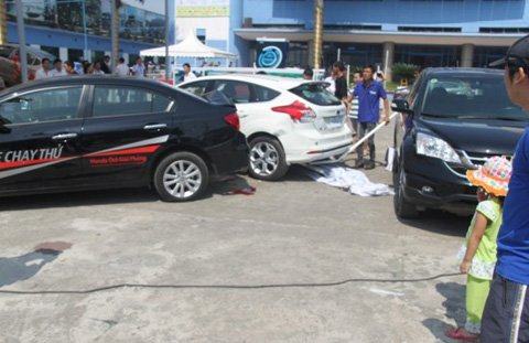 Thử xe tại triển lãm ô tô gây tai nạn kinh hoàng