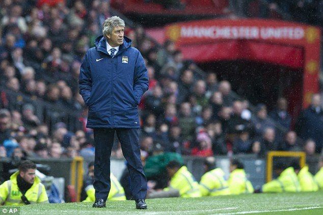 Thua bẽ mặt M.U, Pellegrini bị đưa lên “máy chém”