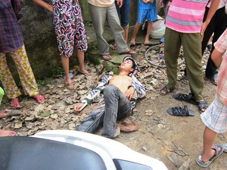 Thừa Thiên – Huế: 4 mẹ con gặp tai nạn do vướng phải dây điện thoại đang sửa bên đường