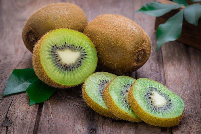 Quả kiwi chứa nhiều vitamin tốt cho hệ miễn dịch.