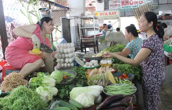 Hết Tết, giá cả chợ truyền thống vẫn đắt