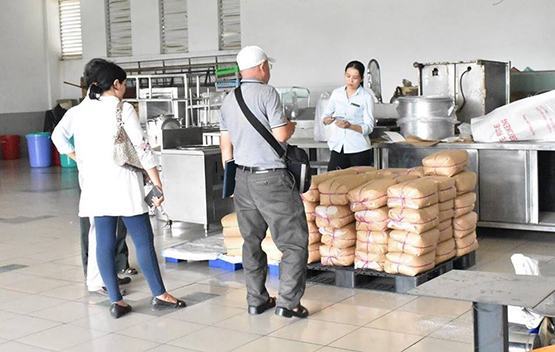 TP.HCM: Thu giữ nhiều gia vị “lạ” tại quán cơm tấm Kiều Giang (Q.9)