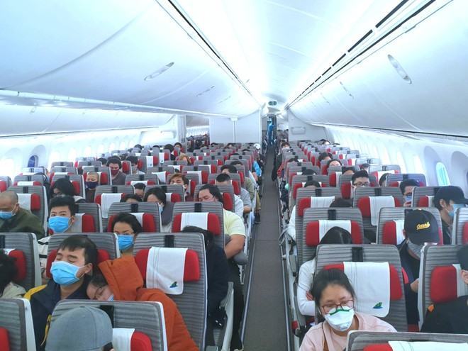 Chuyến bay chở giảng viên ĐH RMIT và các sinh viên RMIT người Việt về Việt Nam ngày 6.9	 /// ẢNH: BAMBOO AIRWAYS