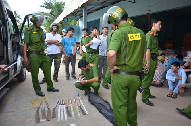 Các đối tượng khai nhận đã thuê xe và mang theo hung khí đến xã Thạnh Phú Đông, H.Giồng Trôm để giải quyết mâu thuẫn với một nhóm thanh niên khác /// Ảnh: Tự Đồng