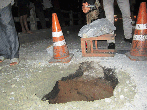 Thủng cầu, ách tắc giao thông tuyến Quốc lộ 1A