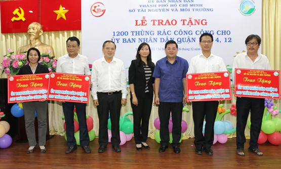 Trao 1.200 thùng rác nơi công cộng