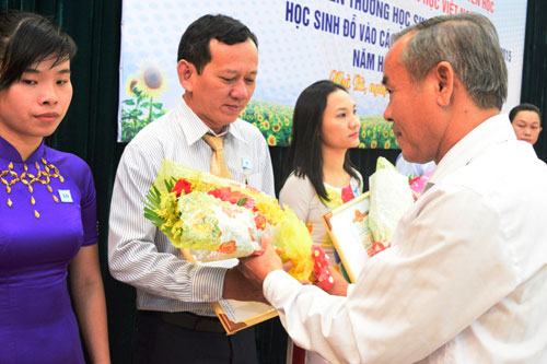 Tuyên dương giáo viên đào tạo học sinh giỏi