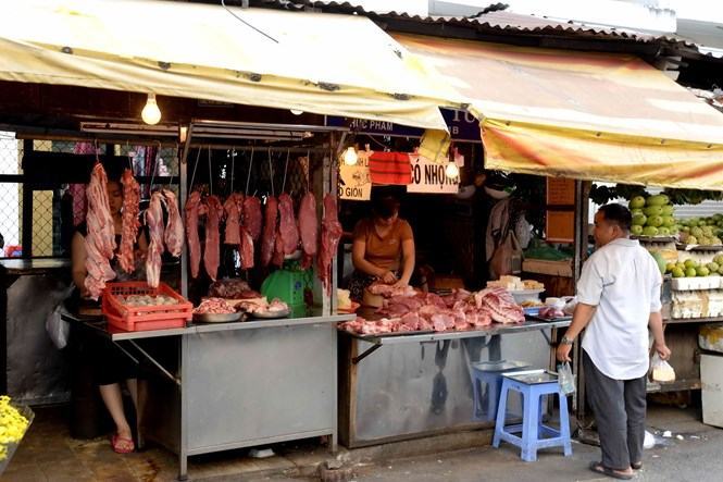 Người tiêu dùng đang phải mua thịt heo trong nước giá cao /// Ảnh: Diệp Đức Minh