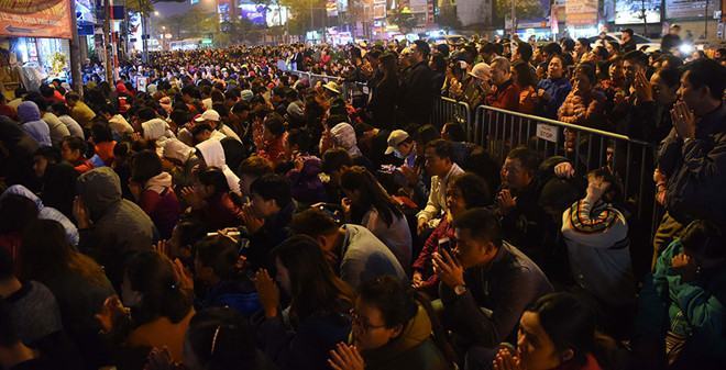 Bên ngoài cổng chùa Phúc Khánh (Hà Nội), người dân ngồi trànxuống vỉa hè và lòng đường dâng sao giải hạn /// ẢNH: GIANG HUY