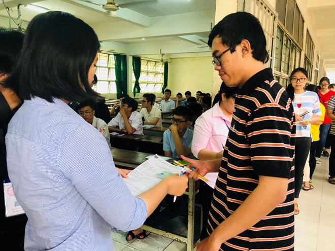 Giảng viên một trường đại học tại TP.HCM tham gia coi thi đầu vào /// Hà Ánh