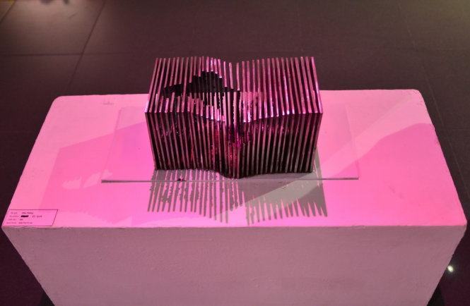 Thưởng thức tác phẩm điêu khắc dưới ánh sáng hồng&nbsp; 