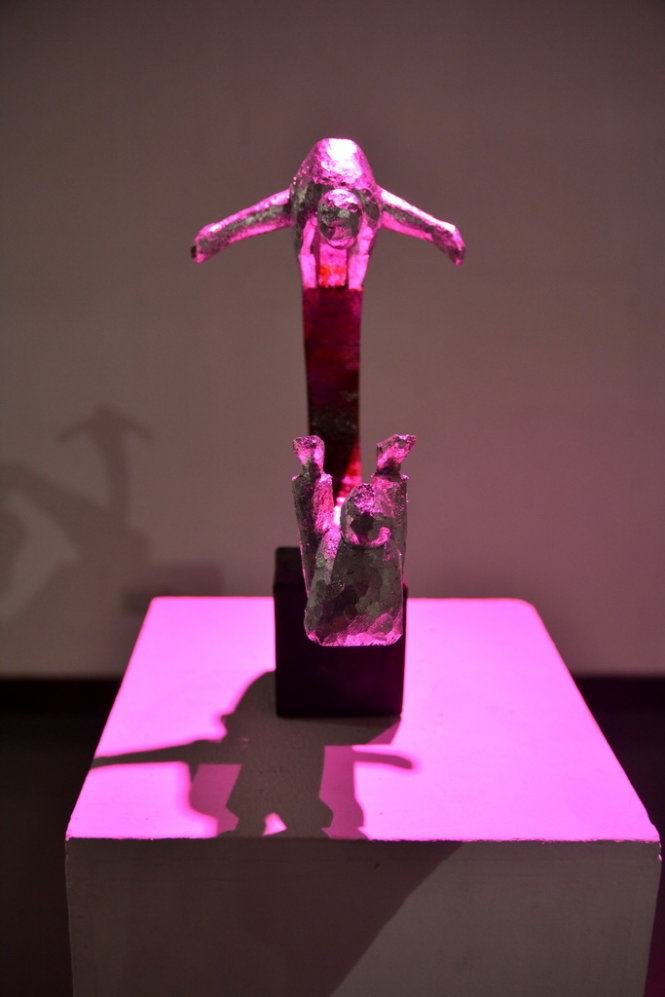 Thưởng thức tác phẩm điêu khắc dưới ánh sáng hồng&nbsp; 