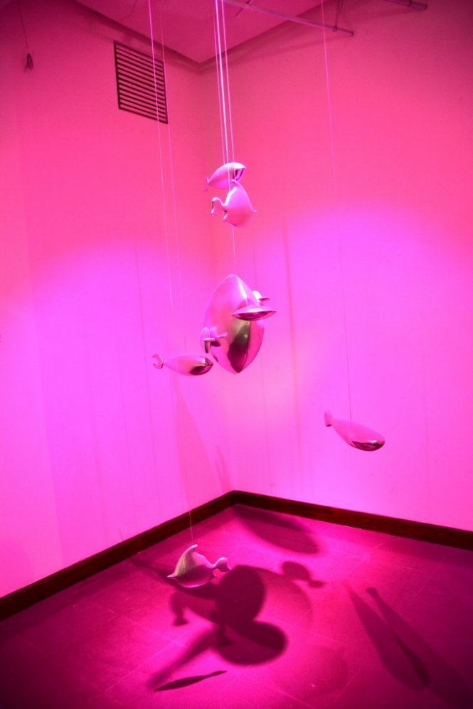 Thưởng thức tác phẩm điêu khắc dưới ánh sáng hồng&nbsp; 