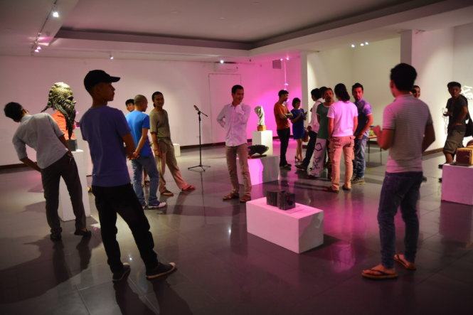 Thưởng thức tác phẩm điêu khắc dưới ánh sáng hồng&nbsp; 