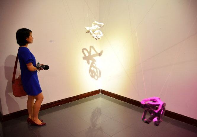 Thưởng thức tác phẩm điêu khắc dưới ánh sáng hồng&nbsp; 