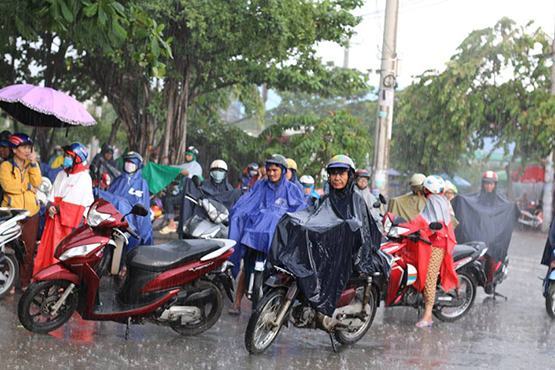 Ấm áp tấm lòng sinh viên hỗ trợ phụ huynh và thí sinh dưới trời mưa