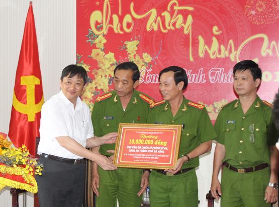 Thưởng nóng cảnh sát môi trường trong vụ bắt lòng lợn bẩn