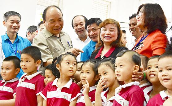 Thủ tướng chia sẻ khó khăn cùng công nhân