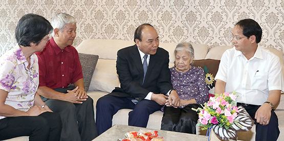 Thăm hỏi mẹ Việt Nam anh hùng, gia đình chính sách