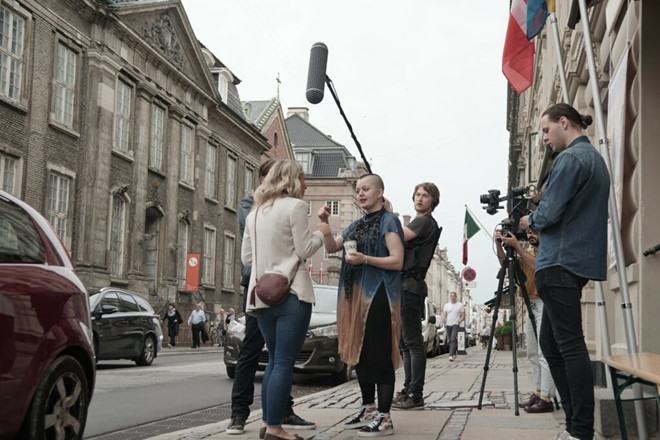 Một đoàn phim Đan Mạch quay trước khi có dịch Covid-19  /// Ảnh: Debraburkefilms.com