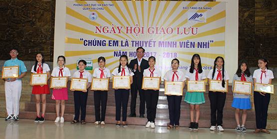 Thuyết minh viên tuổi HS