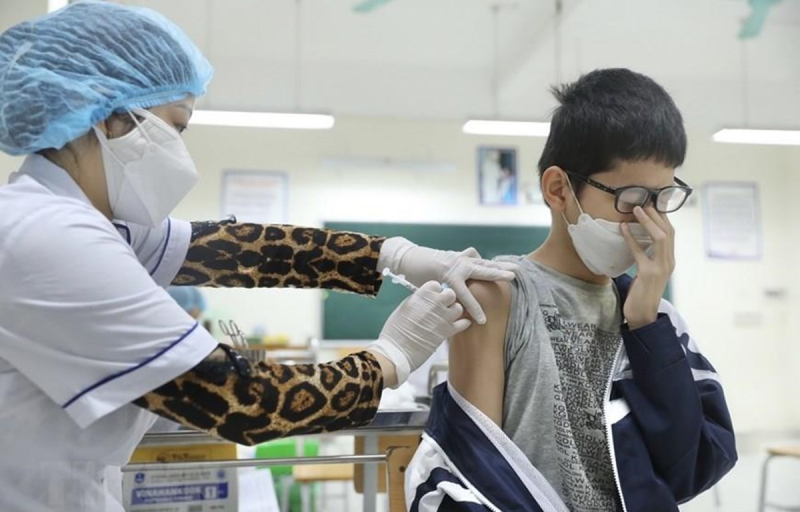 Nhân viên y tế tiêm vaccine phòng COVID-19 cho học sinh lớp 6 tại điểm tiêm chủng trường THCS Lê Ngọc Hân, quận Hai Bà Trưng, Hà Nội. (Ảnh: Minh Quyết/TTXVN)