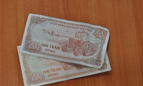 Ngân hàng đòi nợ khách 196 đồng