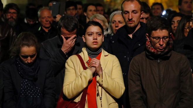 Tiếng thánh ca, cầu nguyện vang lên bên Nhà thờ Đức Bà Paris chìm trong lửa khói