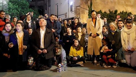 Tiếng thánh ca, cầu nguyện vang lên bên Nhà thờ Đức Bà Paris chìm trong lửa khói  - ảnh 1