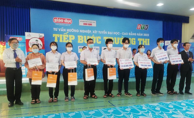 “Tiếp bước trường thi” Bình Định: Giúp học sinh tự tin hội nhập