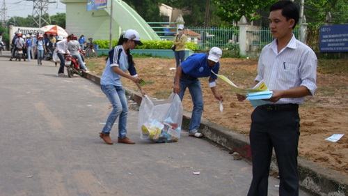Tiếp sức mùa thi rồi lại dốc sức… lượm rác