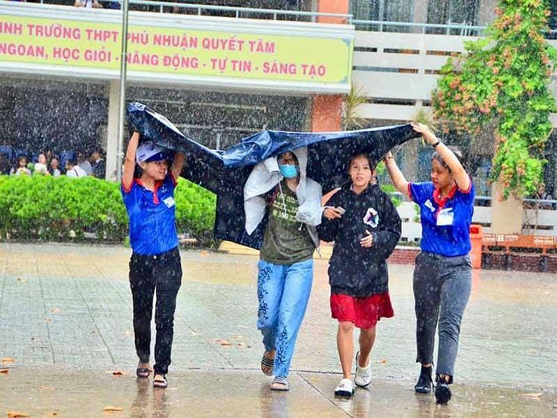 Tiếp sức mùa thi ‘thất nghiệp’ - ảnh 1