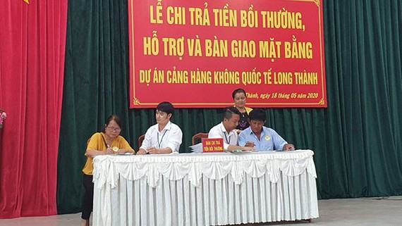 Người dân nhận tiền đền bù đợt tháng 5-2020. Ảnh: VŨ PHONG