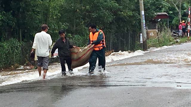 Tiếp tục sơ tán dân vì hồ Gia Hoét tràn, vỡ kênh dẫn - Ảnh 3.